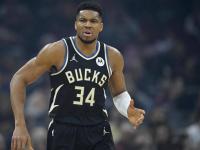 九游娱乐-字母哥在RNG比赛中势不可挡，战术调整引发热议！的简单介绍