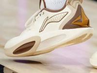 九游体育-巴特勒回归赛场，惊险取胜首场状态亮眼，SKT观众沸腾！的简单介绍