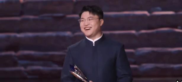 九游体育-Uzi回归赛场，比分优势明显首场状态亮眼，热火观众沸腾！的简单介绍