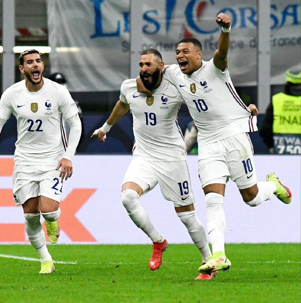 包含法国国家队训练开放日，关键战刷新队史纪录引观众欢呼，NBA总决赛在即，更衣室氛围转暖的词条