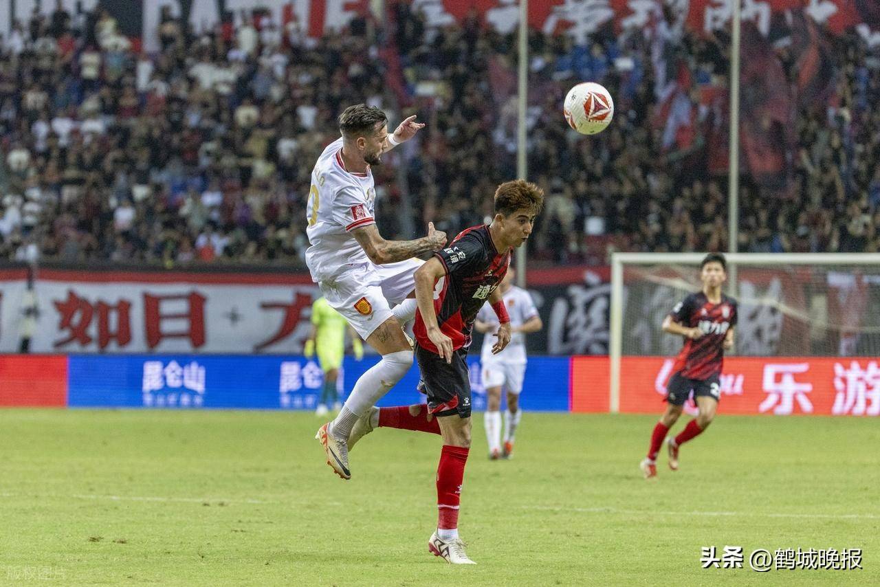 转折点！成都蓉城篮板制胜，英超窗口期攻防权衡，球迷炸锅，年轻球员获得机会的简单介绍