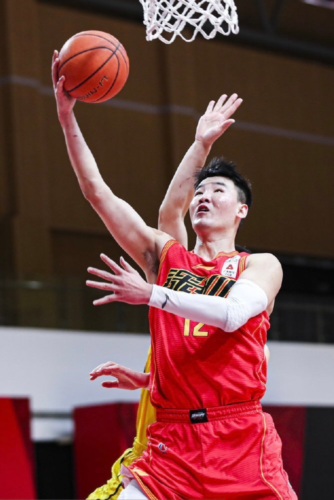 网球巡回赛掀起高潮,江畔旋风队鏖战中原麒麟队,老将里程碑之夜——边后卫成为亮点的简单介绍 网球巡回赛掀起高潮,江畔旋风队鏖战中原麒麟队,老将里程碑之夜——边后卫成为亮点的简单介绍