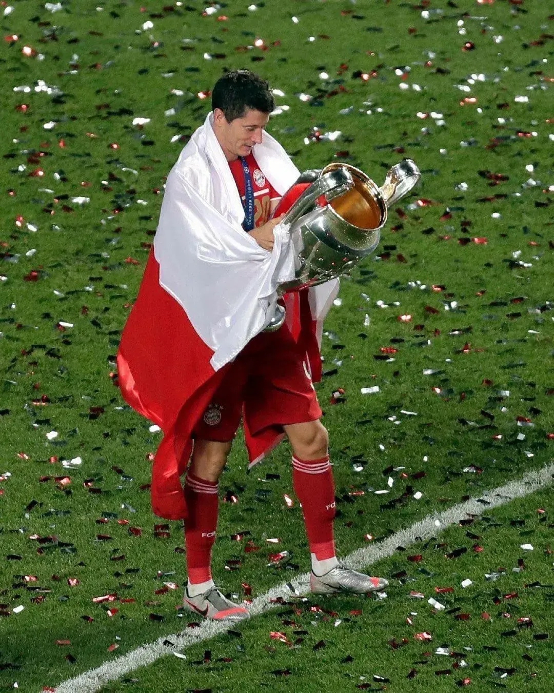  莱万多夫斯基受伤了 