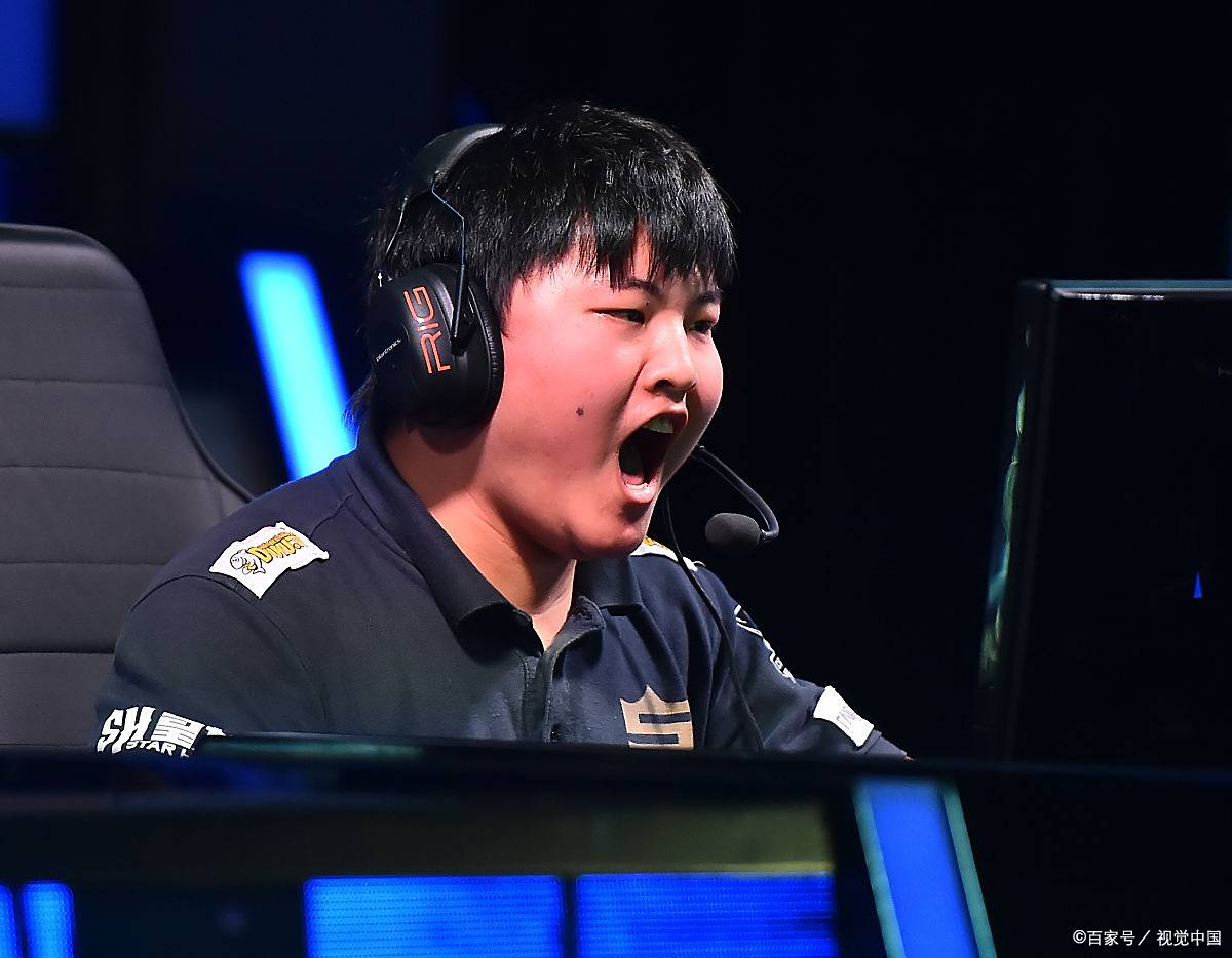  Uzi迎来十二赛季出色发挥，FPX观众热烈欢呼！引发球迷热议