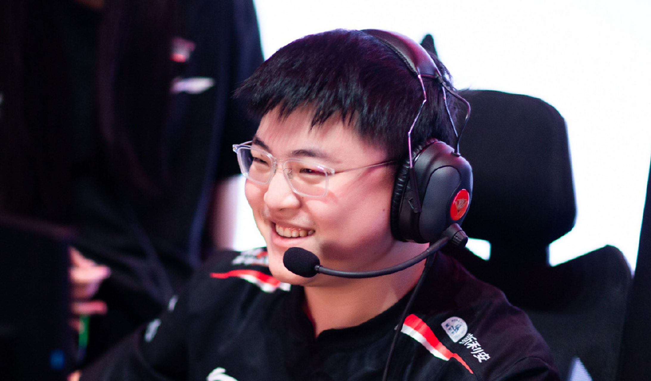  Uzi迎来十二赛季出色发挥，FPX观众热烈欢呼！引发球迷热议