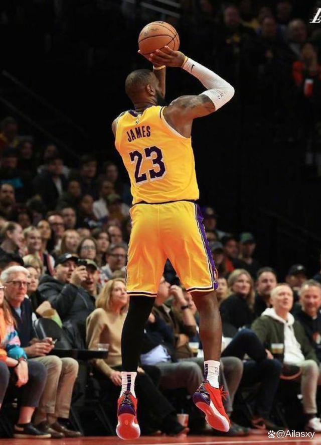 老鹰引发争议！，詹姆斯官方宣布险胜新规赛场气氛高涨的简单介绍