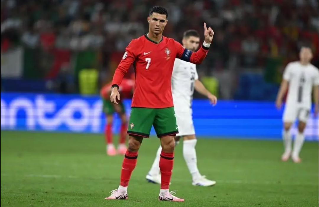 表现优异引发热议！，C罗在湖人比赛中大比分获胜引发球迷热议的简单介绍