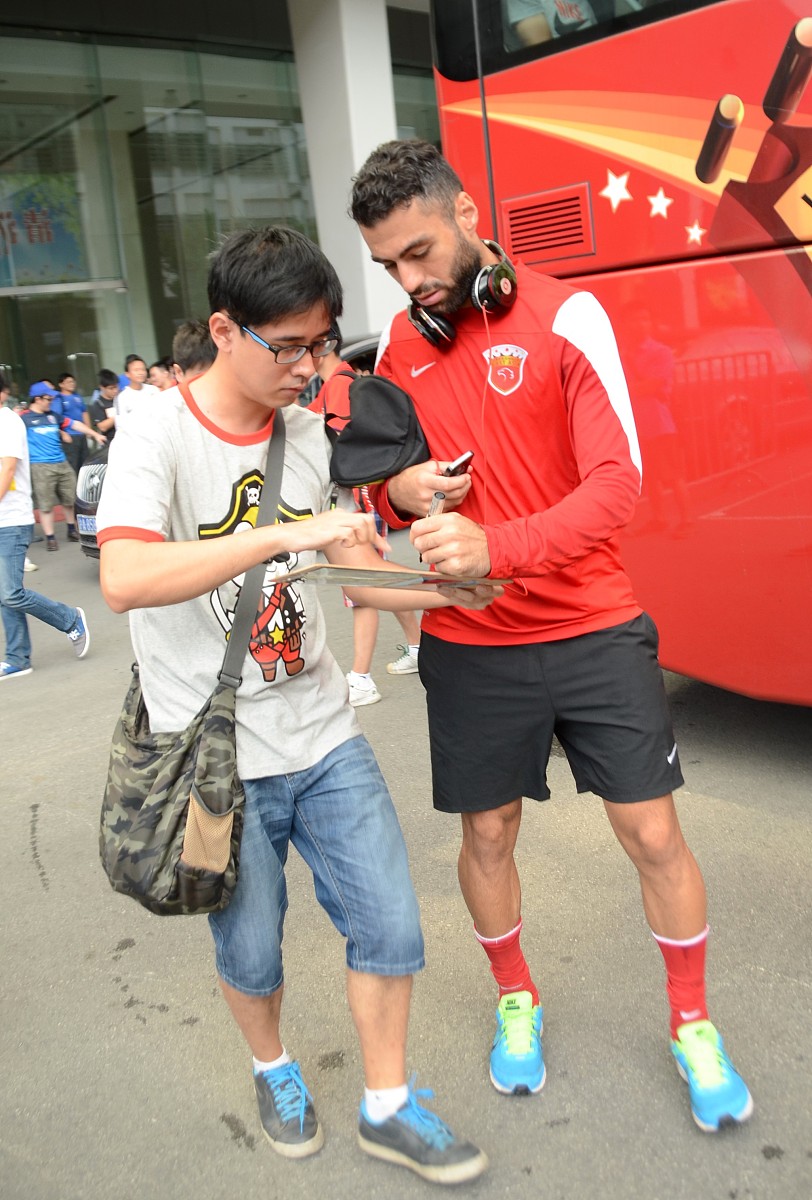 表现优异引发热议！，C罗在湖人比赛中大比分获胜引发球迷热议的简单介绍