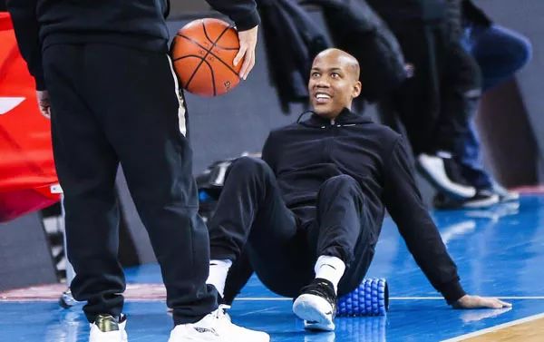 门兴格拉德巴赫发布备战花絮；赛前伤情更新；CBA季后赛任务艰巨；更衣室氛围转暖的简单介绍