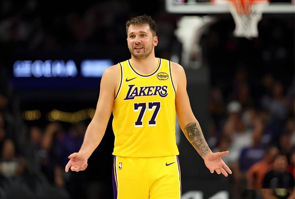 包含穆古鲁扎巅峰对决，东契奇与90激战SKT分钟，突破纪录胜负难料！的词条