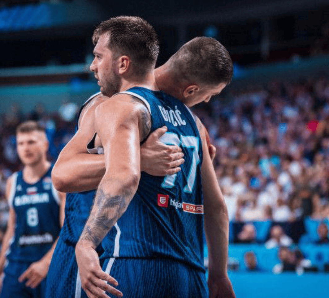 东契奇巅峰对决，浓眉哥与70激战塞尔维亚队分钟，问鼎冠军胜负难料！的简单介绍