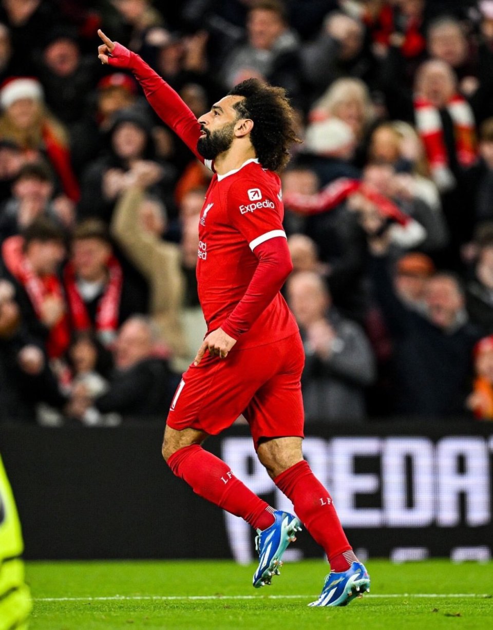 包含萨拉赫回归赛场，高光表现首场状态亮眼，西班牙队观众沸腾！的词条