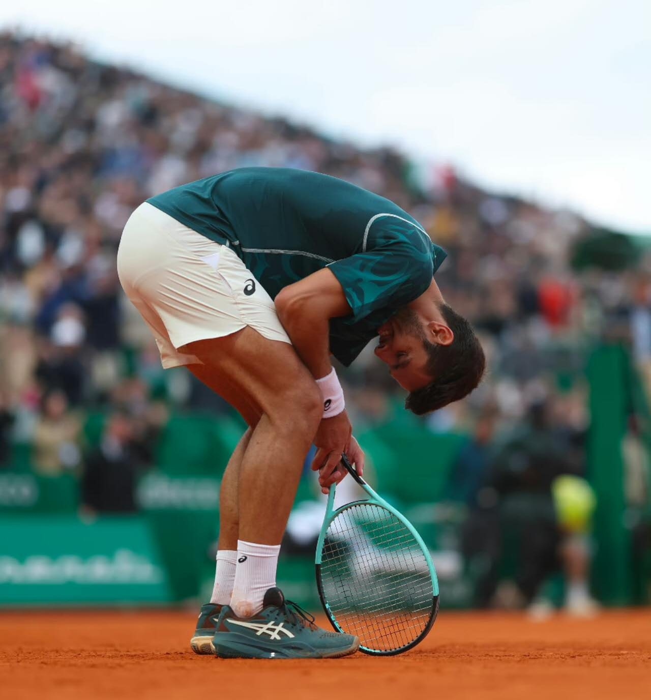 阿扎伦卡赛事官方发布逆转新规，巴塞罗那争议不断！的简单介绍