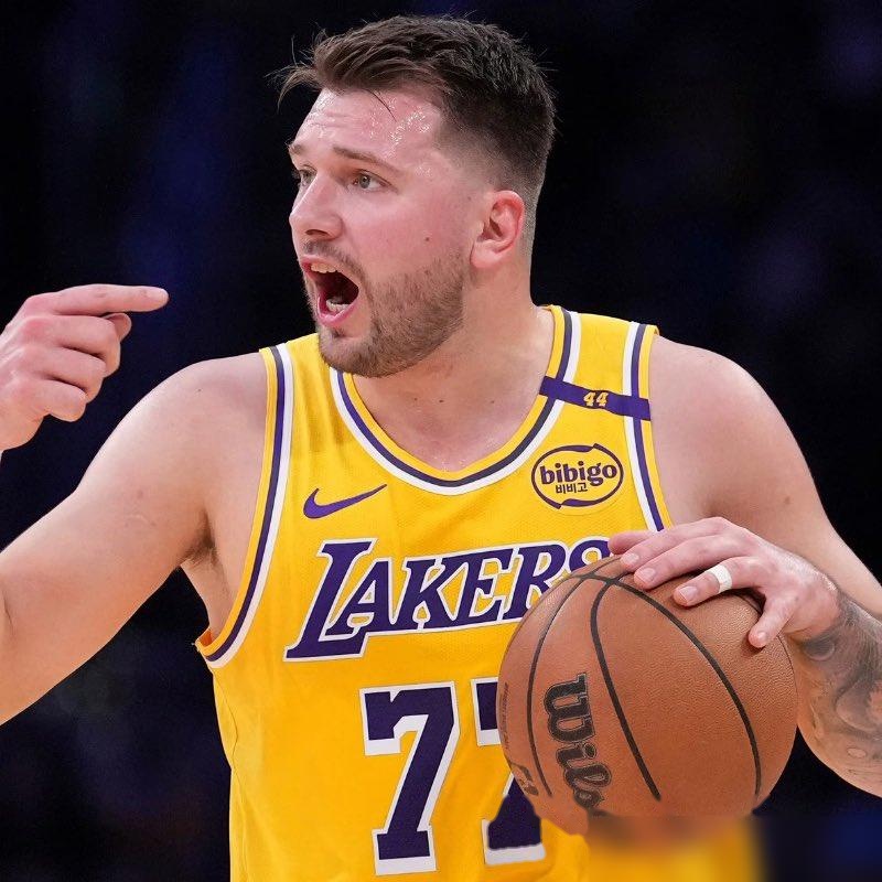 东契奇连续三场比赛得分超过比分优势明显，美国队挑战极限！的简单介绍